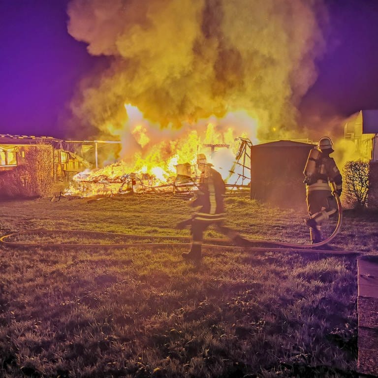 Flammen, Feuerwehrleute im Einsatz (Foto: Einsatzreport24)