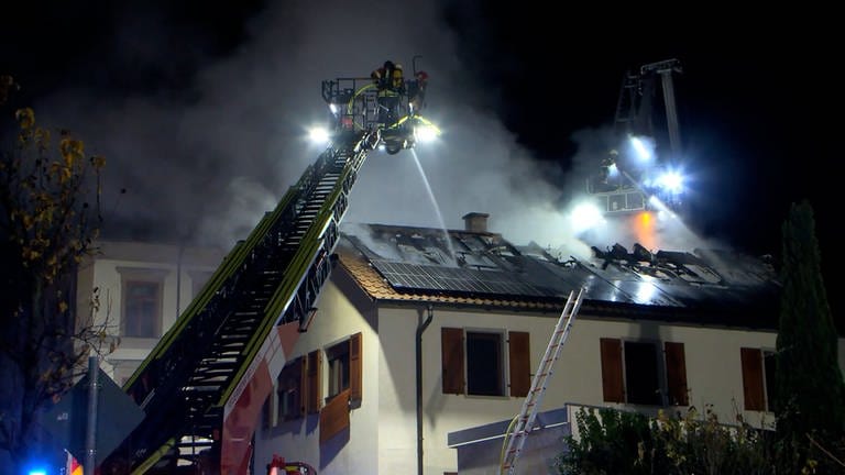 Die Feuerwehr löschte einen Dachstuhlbrand in Walldorf (Foto: Priebe)