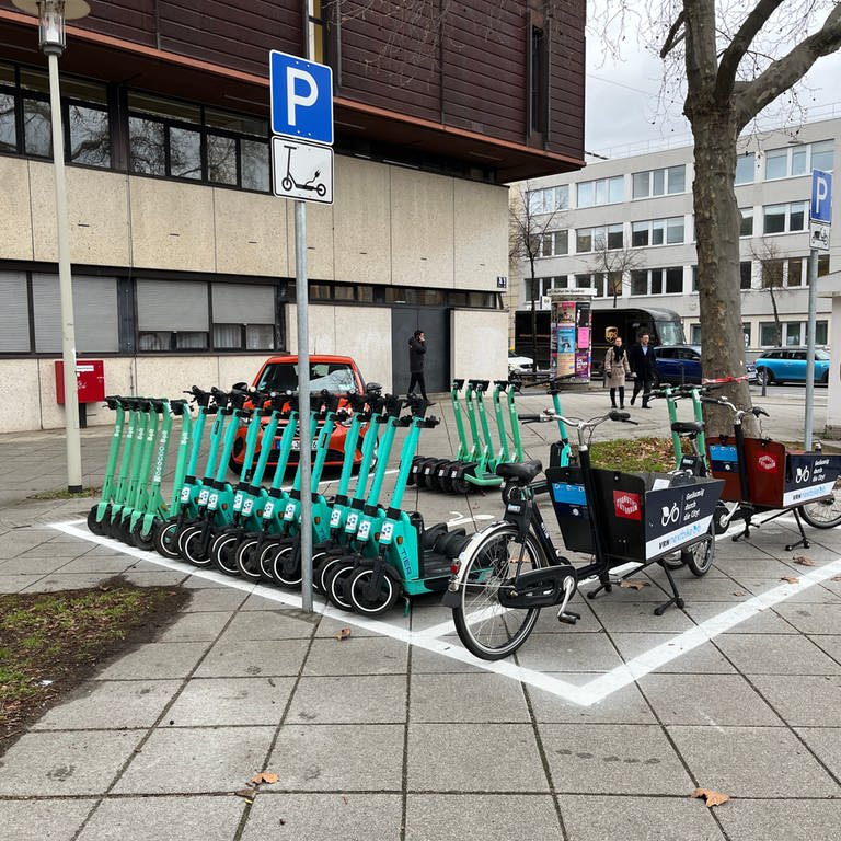In Mannheim sind die ersten "Mobilstationen" vorgestellt worden. E-Scooter können hier ausgeliehen und abgestellt werden.