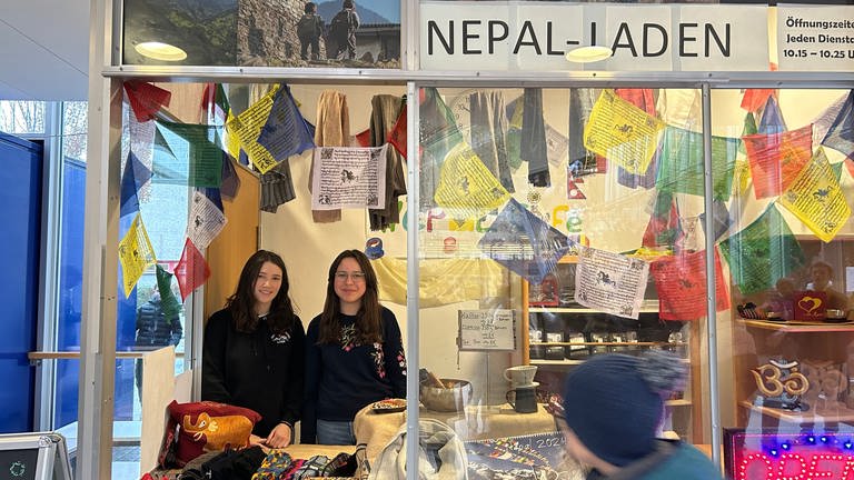 Die Schülerinnen Lina und Lydia verkaufen im "Nepal"-Laden der Buchener Realschule vor allem Kaffee.