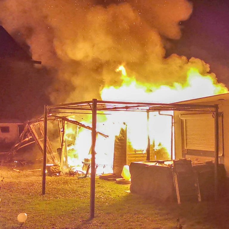 Der Wohnwagen steht in Flammen (Foto: Julian Buchner/EinsatzReport24)