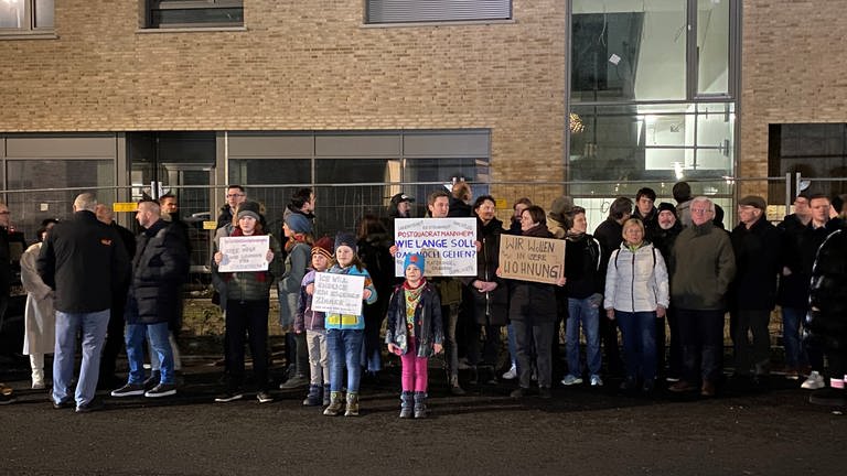 Protestierende Wohnungskäufer fordern Weiterbau des Postquadrats in Mannheim 