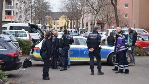 In der Johann-Schütte-Straße im Mannheimer Stadtteil Schönau hat es am Samstag offenbar einen größeren Polizeieinsatz gegeben.  (Foto: René Priebe/PR Video)
