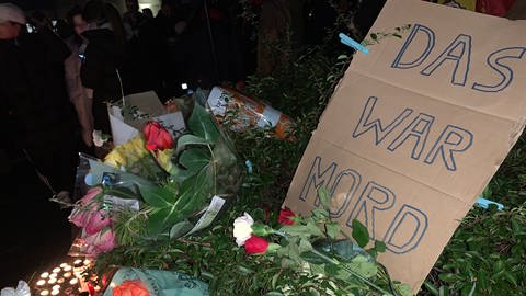Rund 500 Menschen nahmen nach Angaben der Polizei an der Mahnwache in Mannheim-Schönau teil.