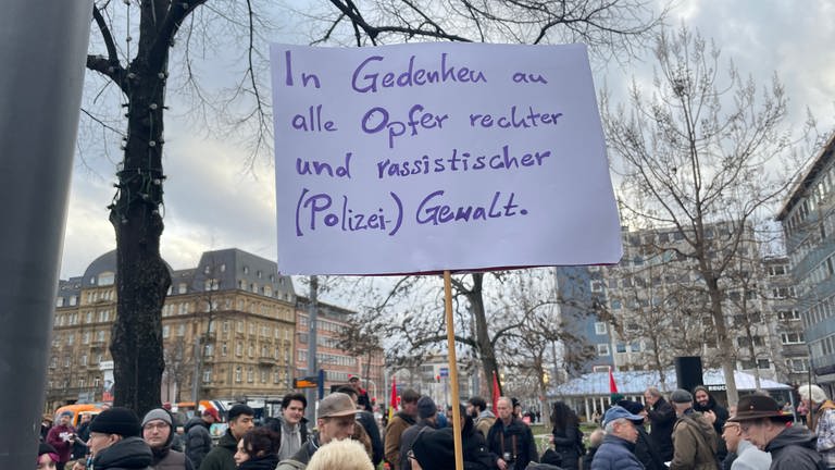 Demonstranten in Mannheim fordern ein Ende von Polizeigewalt.