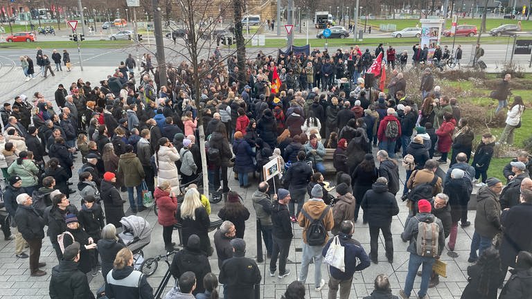 Rund 200 Menschen haben sich in Mannheim an einer Kundgebung gegen Polizeigewalt beteiligt.