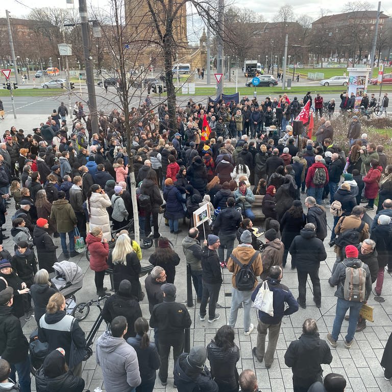 Rund 200 Menschen haben sich in Mannheim an einer Kundgebung gegen Polizeigewalt beteiligt. (Foto: SWR)