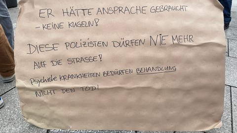 Eines der Plakate bei einer Mannheimer Kundgebung gegen Polizeigewalt nach den tödlichen Schüssen auf einen 49-Jährigen.