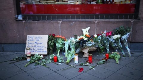 Blumen am Marktplatz in Mannheim nach dem Tod eines Mannes durch Polizeigewalt