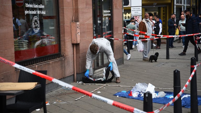 Kriminaltechniker am Tatort in der Nähe des Mannheimer Marktplatzes in der Innenstadt