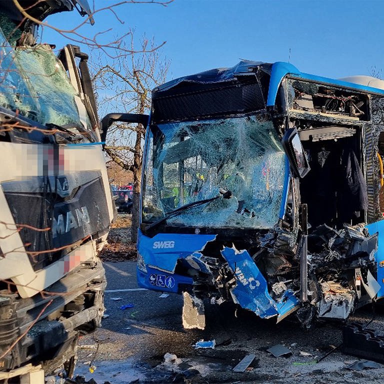 Bei einem Unfall mit Linienbus in Walldorf (Rhein-Neckar-Kreis) sind zwei Personen lebensgefährlich verletzt worden. (Foto: Priebe/ PR Video)