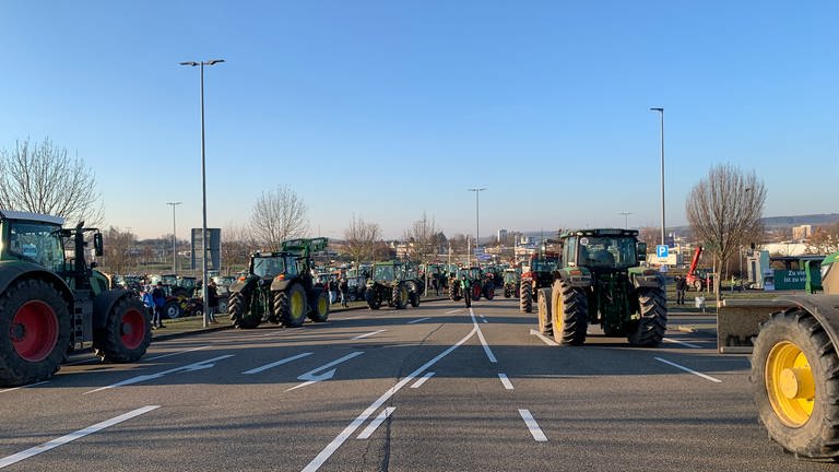 Hunderte Traktoren sind am Donnerstagnachmittag in Sinsheim vor der PreZero Arena unterwegs.