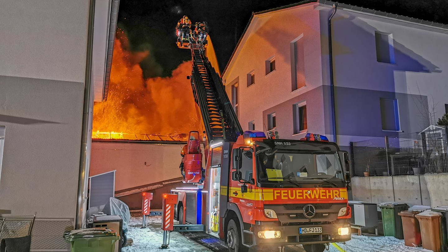 Die Feuerwehr beim Einsatz. Der Brand eines Anbaus hat auf das Haupthaus übergegriffen. (Foto: Einsatz-Report24)