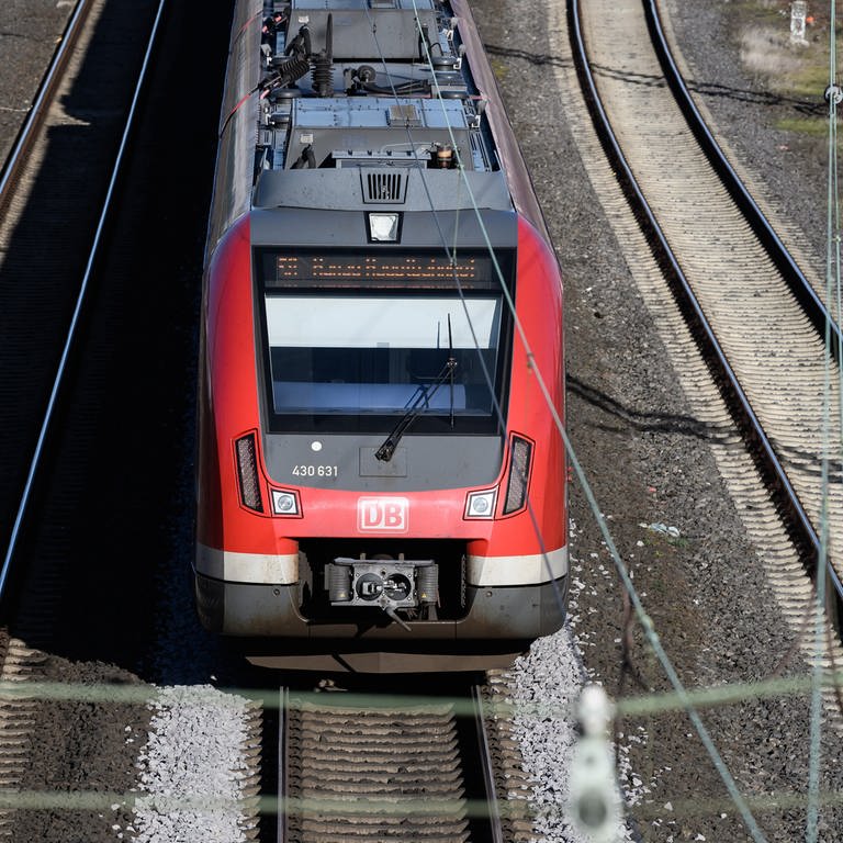Eine S-Bahn fährt auf Schienen. Symbolbild.