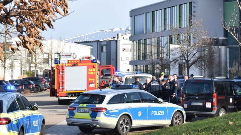 Einsatzkräfte der Polizei sind an einer Schule in St. Leon-Rot (Rhein-Neckar-Kreis) im Einsatz. Bei der Gewalttat in der Schule ist nach Angaben der Polizei eine Schülerin von einem Schüler getötet worden. 