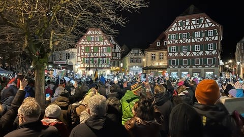 Dichtes Gedränge auf dem Mosbacher Marktplatz (Foto: SWR)