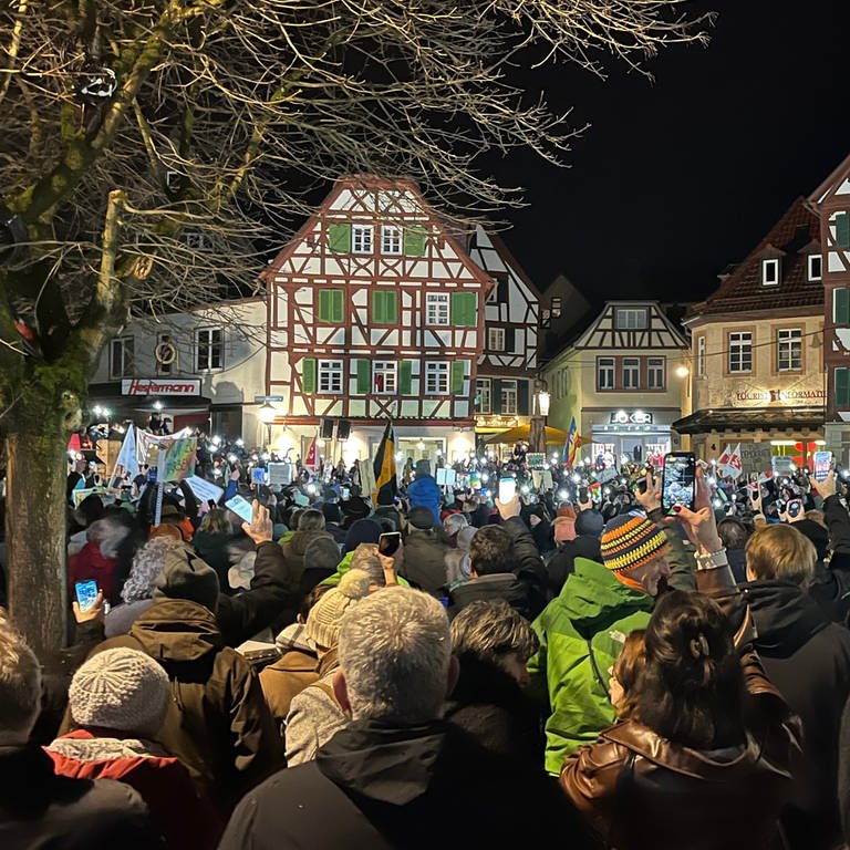 Dichtes Gedränge auf dem Mosbacher Marktplatz (Foto: SWR)