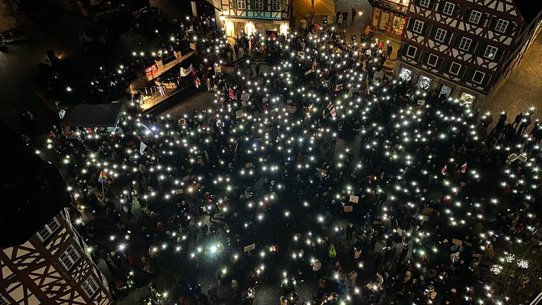 Bis zu 3000 Menschen haben sich am Freitagabend in Mosbach zu einer Demonstration "Für Demokratie und Menschenrechte" versammelt (Foto: SWR)
