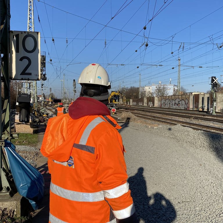 Bahnarbeiter an Gleisen bei Bauarbeiten in Mannheim
