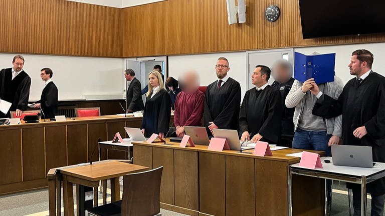 Am Landgericht Mosbach sitzen die beiden angeklagten Männer neben ihren Anwälten und Anwältinnen.