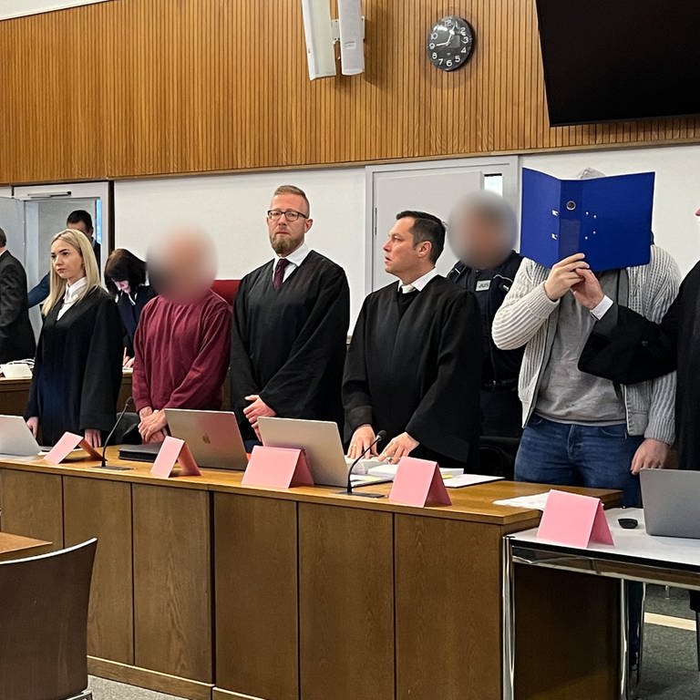 Am Landgericht Mosbach sitzen die beiden angeklagten Männer neben ihren Anwälten und Anwältinnen.