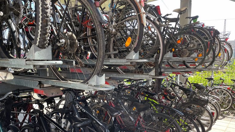 In einem Fahrradparkhaus hängen zahlreiche Fahrräder.