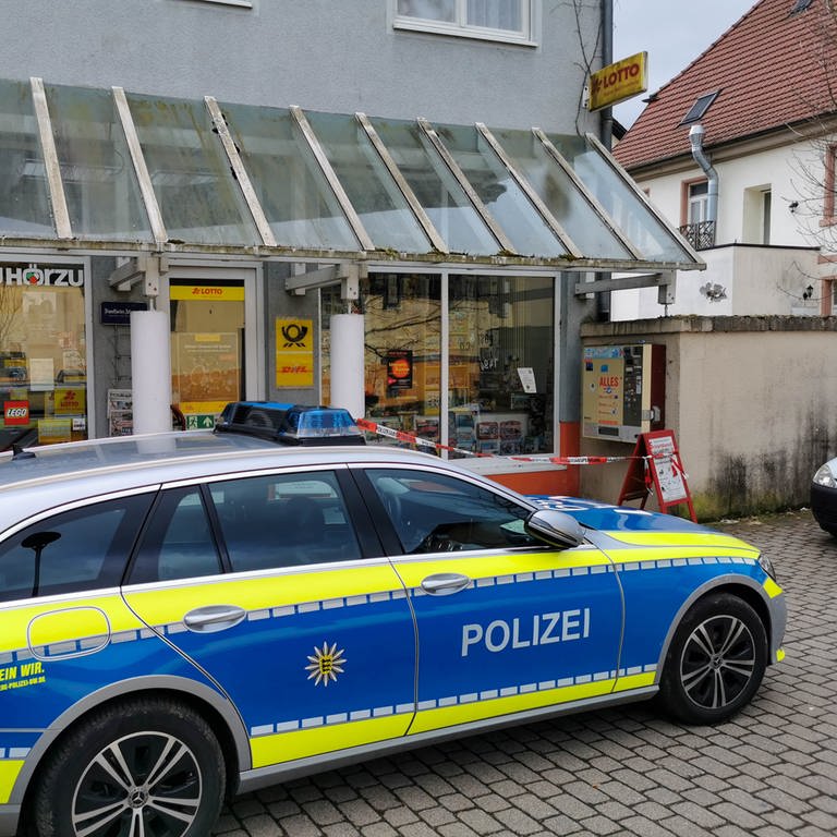 Polizeiwagen vor Postfiliale in Neckarbischofsheim mit Absperrband