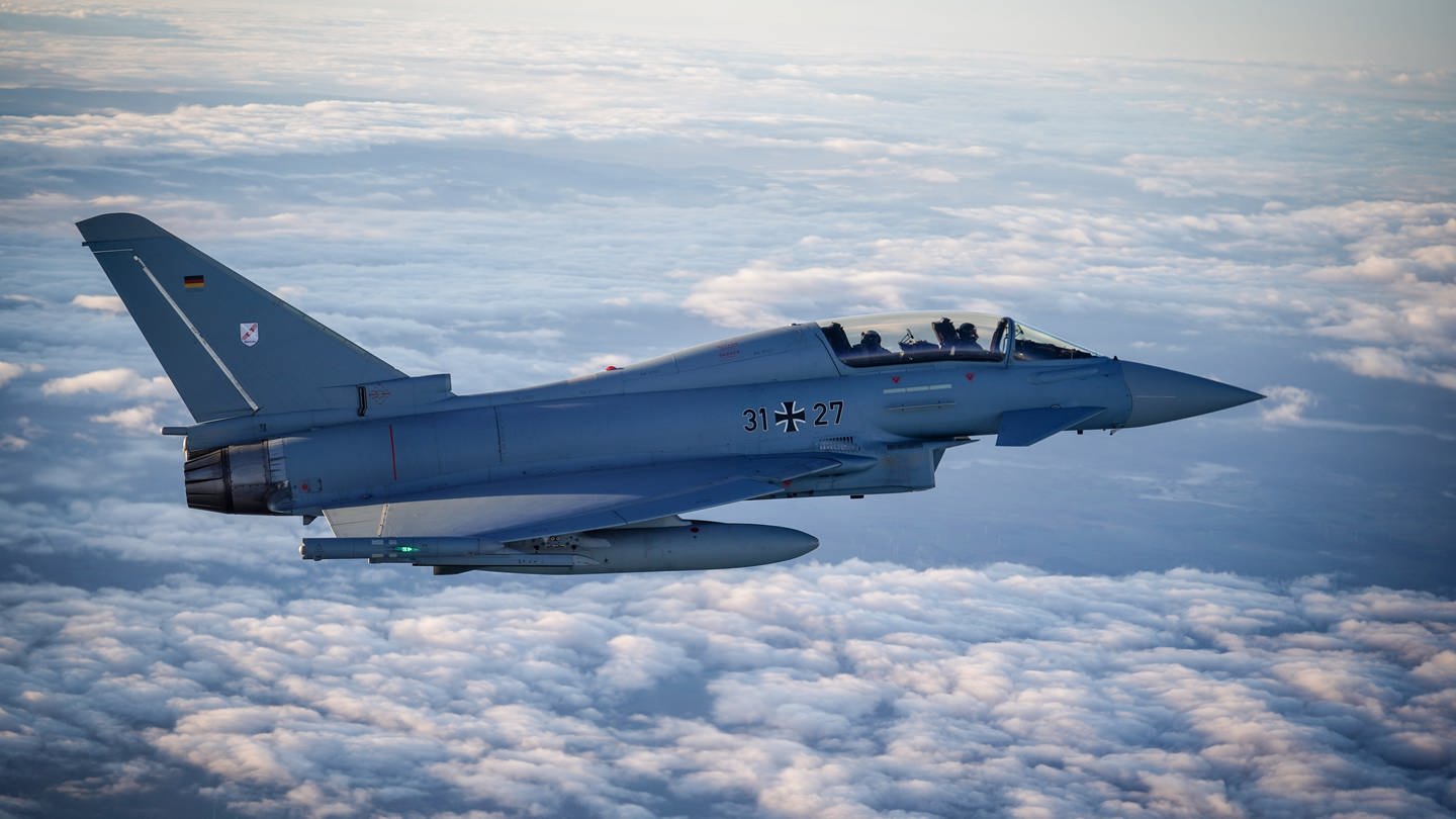 Symbolbild: Ein Eurofighter-Jet der Luftwaffe fliegt am 23. Oktober 2023. (Foto: dpa Bildfunk, picture alliance/dpa/dpa-POOL | Kay Nietfeld (Symbolbild))