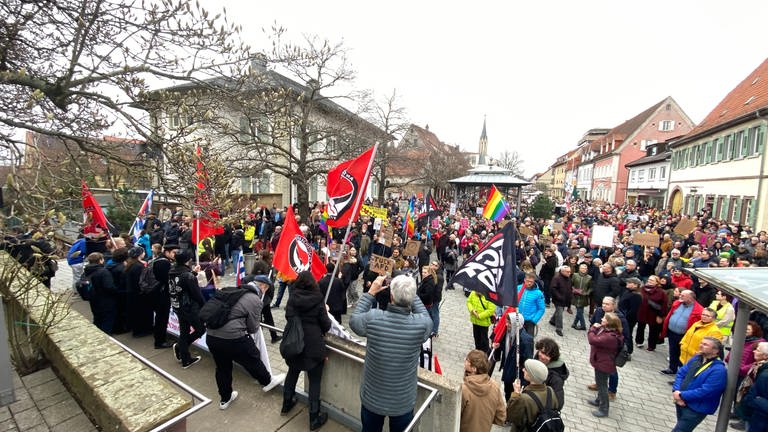 Menschen gehen in Walldorf auf die Straße gegen Rechtsextremismus. (Foto: SWR)