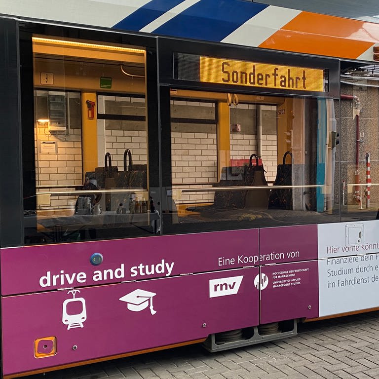 Eine Straßenbahn der rnv ist mit den Farben der Kooperations-Hochschule HdWM lila foliert, darauf steht "drive & study" (Foto: SWR)