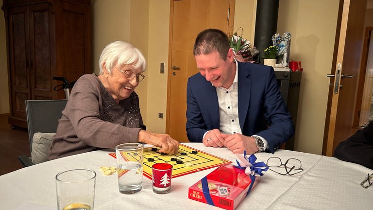 Die älteste Weinheimerin feiert ihren 105. Geburtstag gemeinsam mit Oberbürgermeister Just. (Foto: SWR)