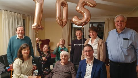 Die älteste Weinheimerin feiert ihren 105. Geburtstag gemeinsam mit Oberbürgermeister Just und ihrer Familie. (Foto: Stadt Weinheim, Roland Kern)