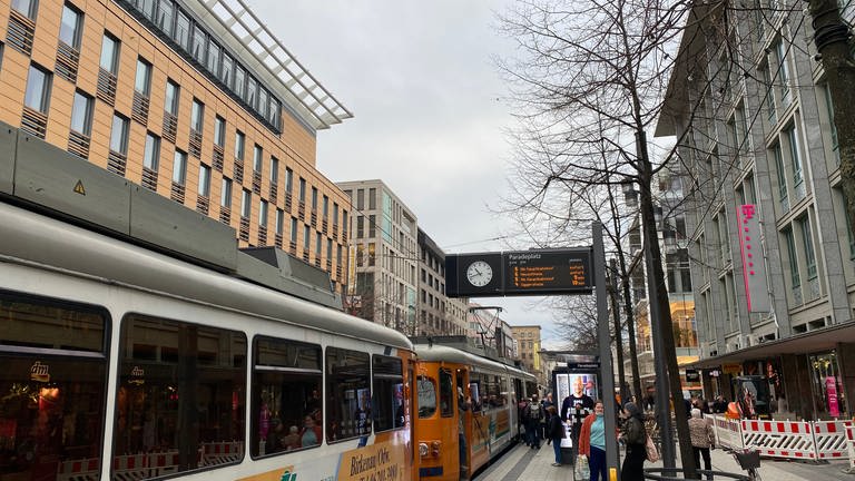 RNV-Straßenbahn am Paradeplatz mit Anzeigetafel (Foto: SWR)