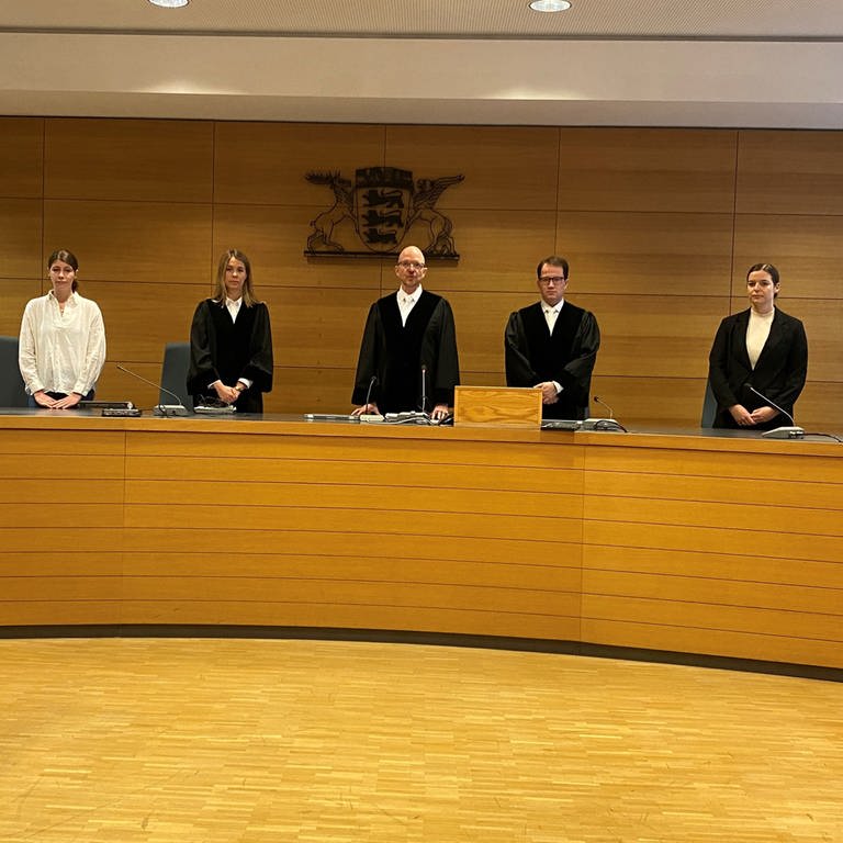 Die Richter und Richterinnen im Gerichtssaal des Heidelberger Landgerichts (Foto: SWR)
