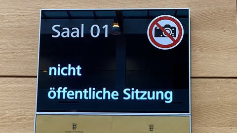 Auf dem Schild des Sitzungssaals 1 im Heidelberger Landgericht steht "nicht öffentliche Sitzung"