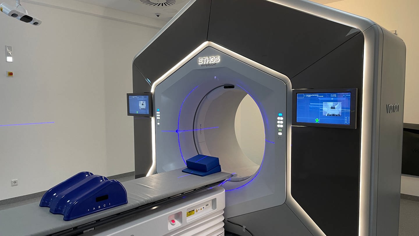 Am Uniklinikum Mannheim wurde ein neues Bestrahlungsgerät vorgestellt (Foto: SWR)