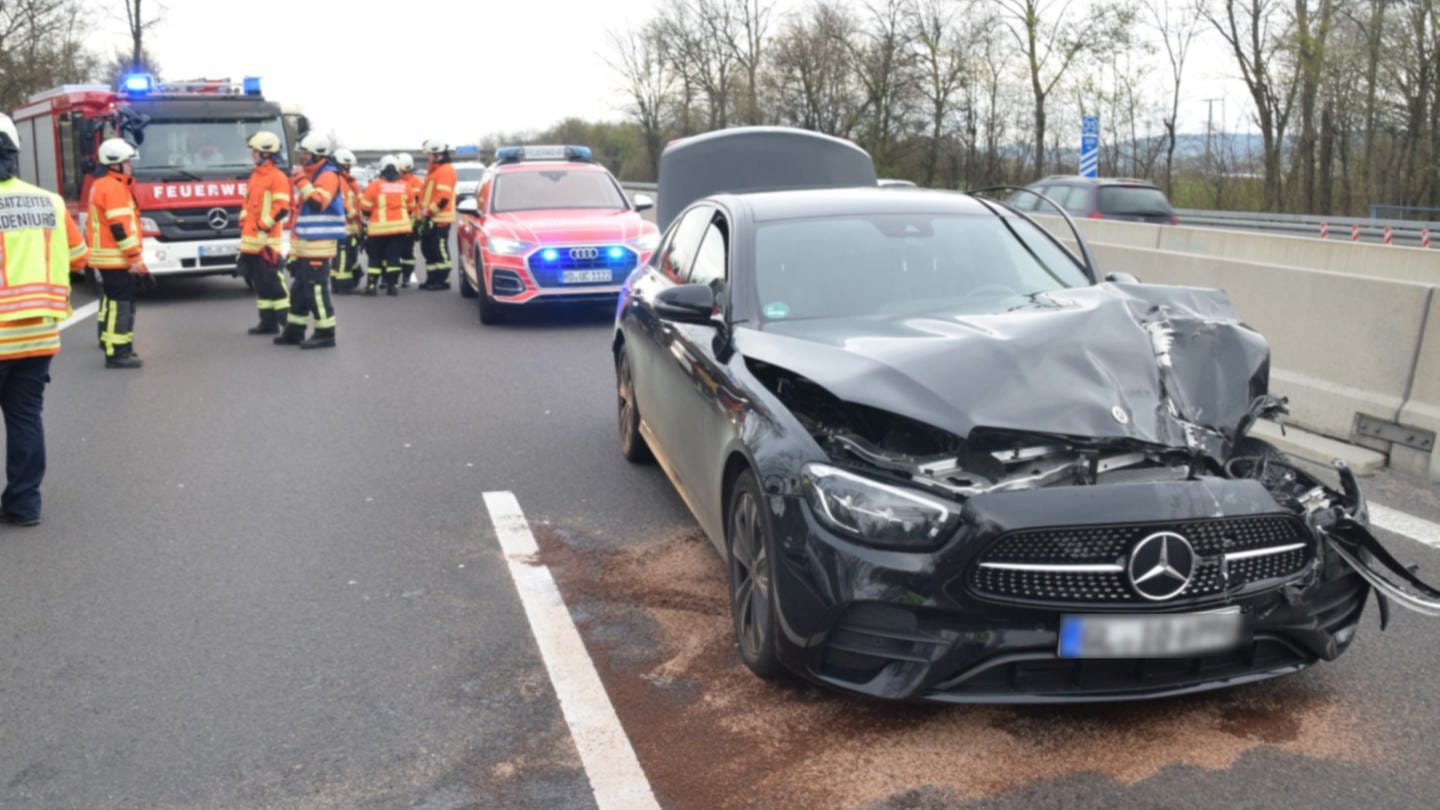 Am Sonntagmorgen kam es auf der A5 bei Schriesheim zu einem Auffahrunfall. Ein zerquetsches Auto auf der Autobahn. (Foto: René Priebe)