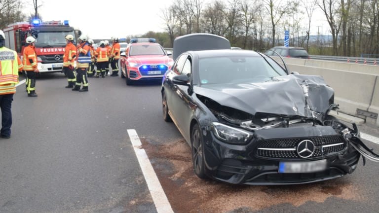 Am Sonntagmorgen kam es auf der A5 bei Schriesheim zu einem Auffahrunfall. Ein zerquetsches Auto auf der Autobahn. (Foto: René Priebe )