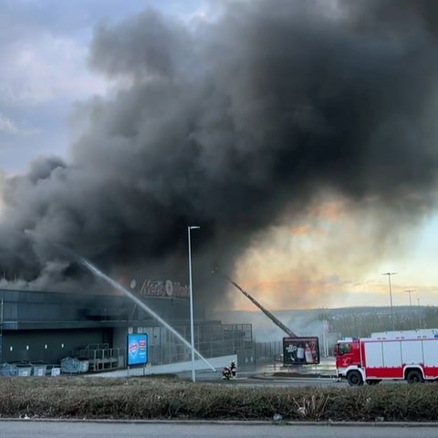 Der Supermarkt in der Pfalzgraf-Otto-Straße in Mosbach (Neckar-Odenwald-Kreis) steht komplett in Flammen. (Foto: SWR)