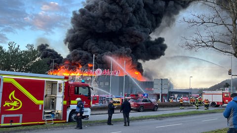 In einem Supermarkt in Mosbach (Neckar-Odenwald-Kreis) brennt es. (Foto: SWR)