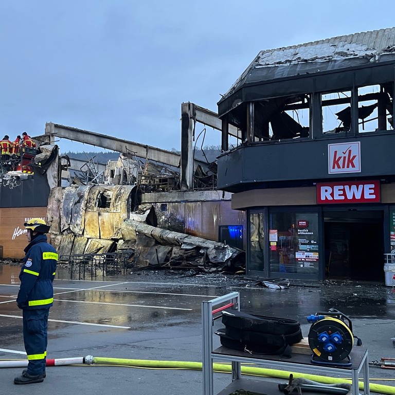 Das Einkaufszentrum ist stark abgebrannt. Die Feuerwehr ist am Dienstag nach wie vor im Einsatz. (Foto: SWR)