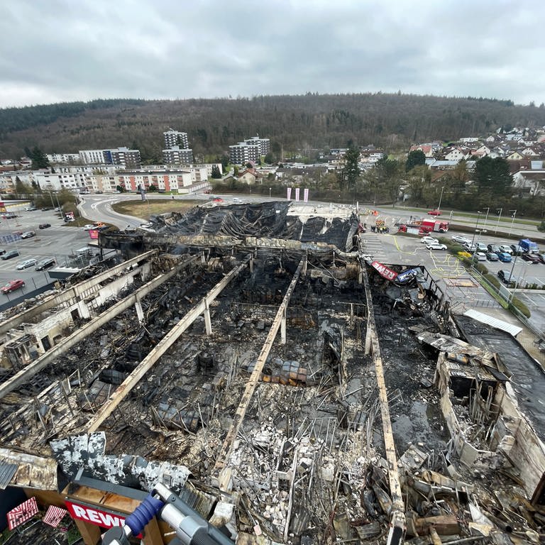 Der Blick auf die Brandruine ein Tag nach dem Brand in Mosbach. (Foto: SWR)