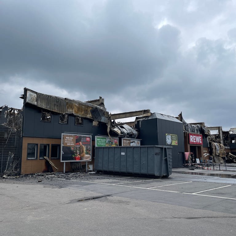Ein Tag nach dem Großbrand in einem Supermarkt in Mosbach-Neckarelz. Letzte Glutnester konnte die Feuerwehr am Dienstagmittag löschen.