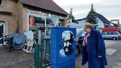 Auf vielen Stromkästen auf dem Waldhof sind Porträts von Waldhof-Legende abgebildet - wie hier von Walter Spagerer.  (Foto: SWR)