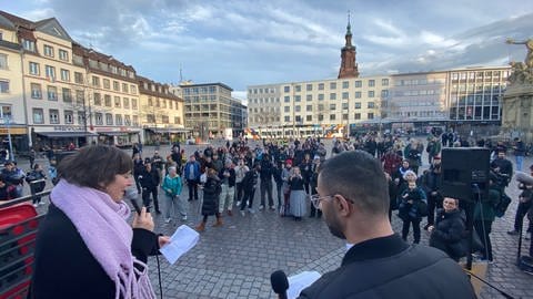 Etwa 100 Menschen haben in Mannheim gegen Polizeigewalt demonstriert (Foto: SWR)
