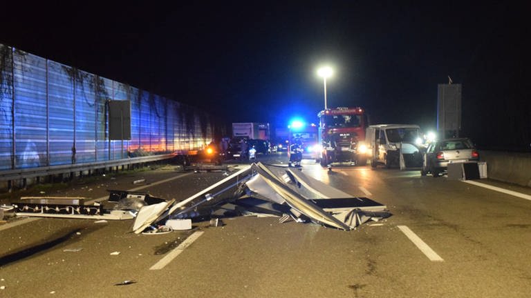 Auf der A6 kam es am Samstagabend zu einem Unfall. Die Spur Richtung Mannhiem war mehrere Stunden lang gesperrt. (Foto: PR-Video)