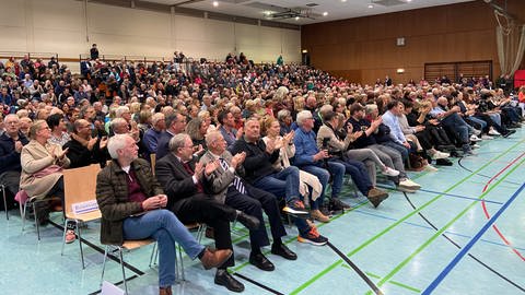 Fast 1.000 Menschen sitzen in der Kurpfalzhalle. (Foto: SWR)