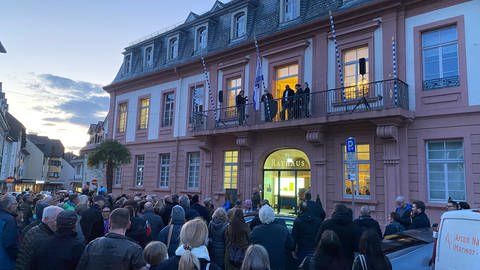 Zahlreiche Bürgerinnen und Bürger verfolgten das Geschehen am Leimener Rathaus (Foto: SWR)