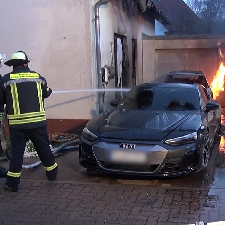 Kleinniedesheim: Brennende Autos setzen Einfamilienhaus in Flammen (Foto: SWR)