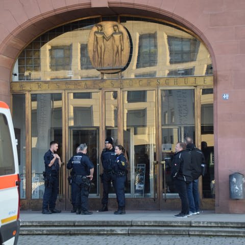 Einsatzkräfte der Polizei stehen vor der Universität in Mannheim. (Foto: dpa Bildfunk, picture alliance/dpa | René Priebe)